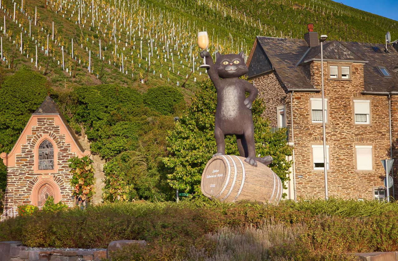 Die Figur der Zeller Schwarze Katz auf dem Kreisverkehr in Zell-Mosel.