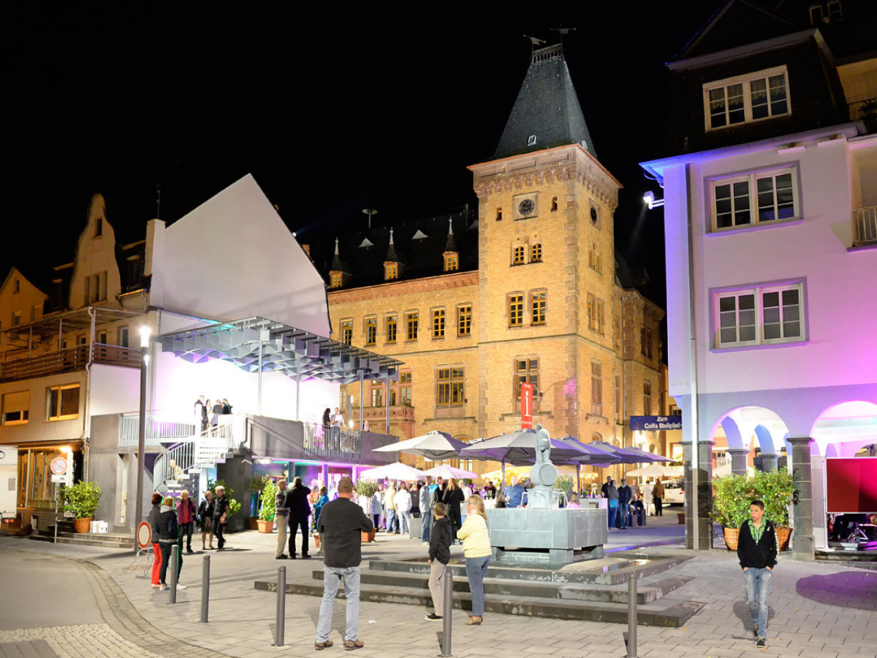 Der Marktplatz in Zell-Mosel mit Rathaus, Katzbrunnen und Weinlounge.