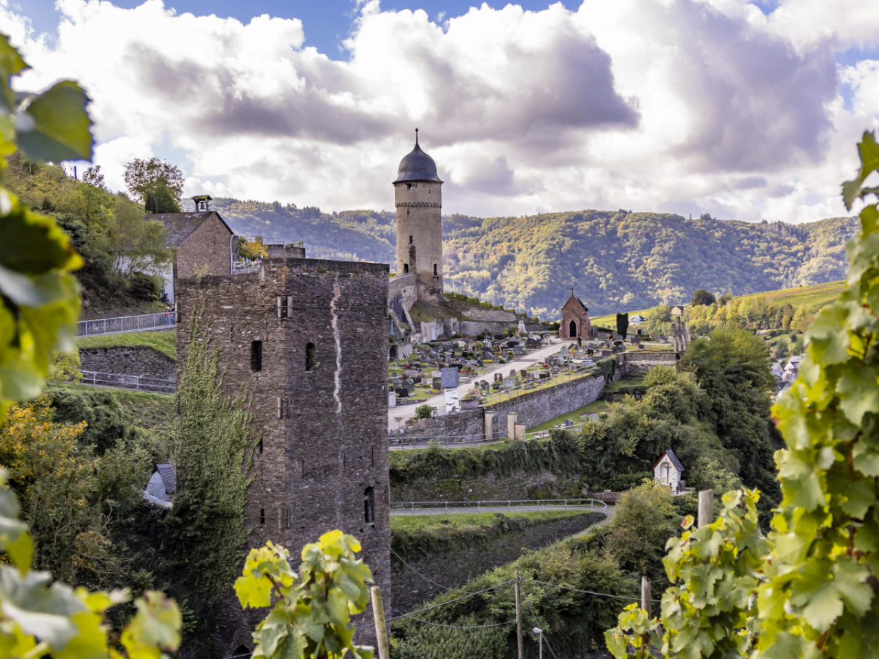 Blick auf den Runden Turm und den Viereckigen Turm in Zell-Mosel.