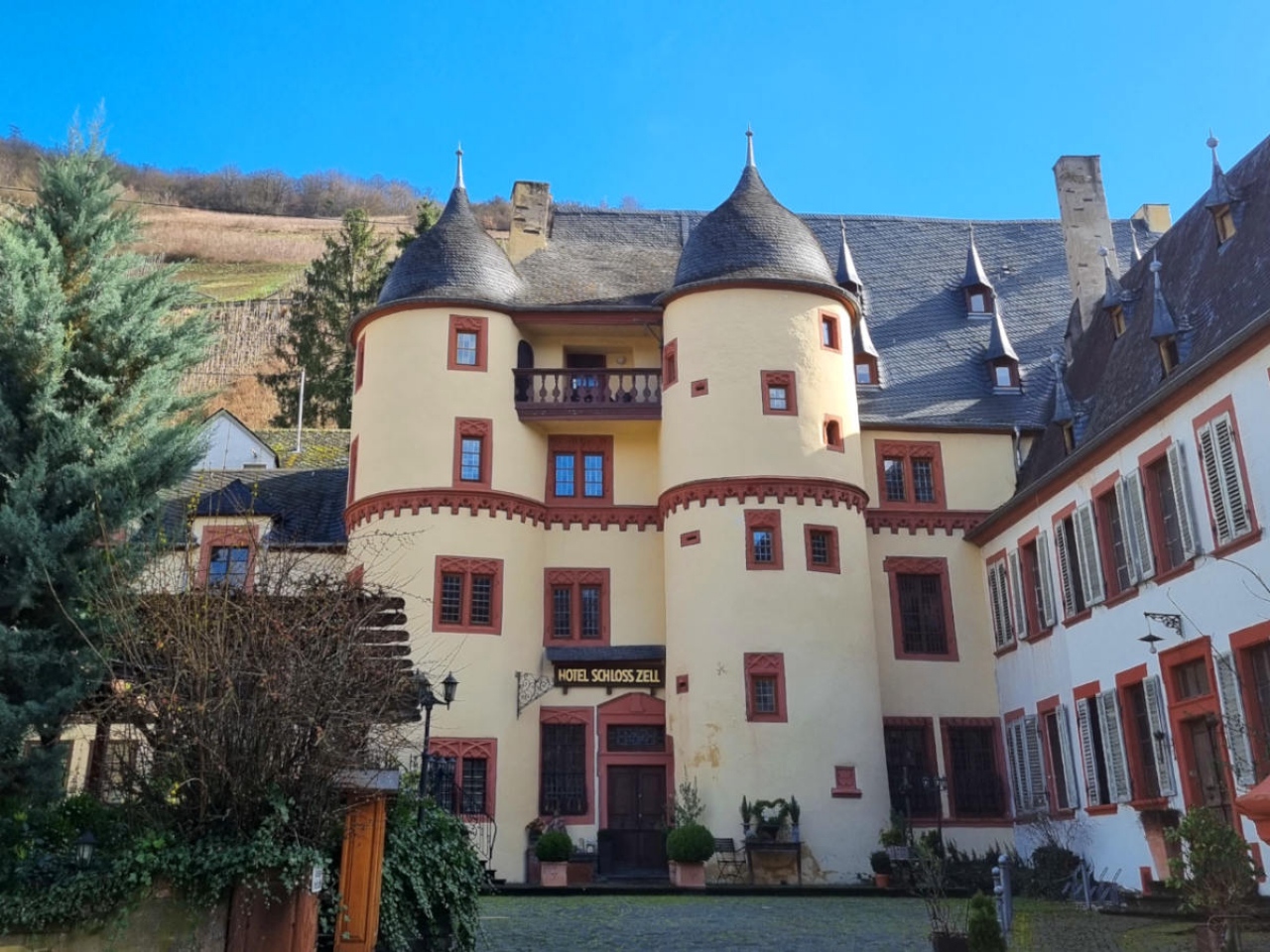 Das Schloss Zell, eines der Wahrzeichen in Zell an der Mosel.