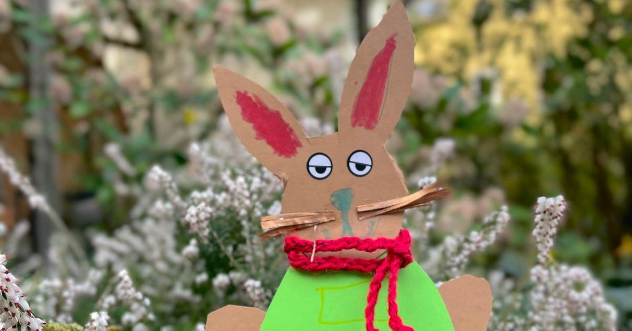 Papp-Osterhase mit roten Schal.