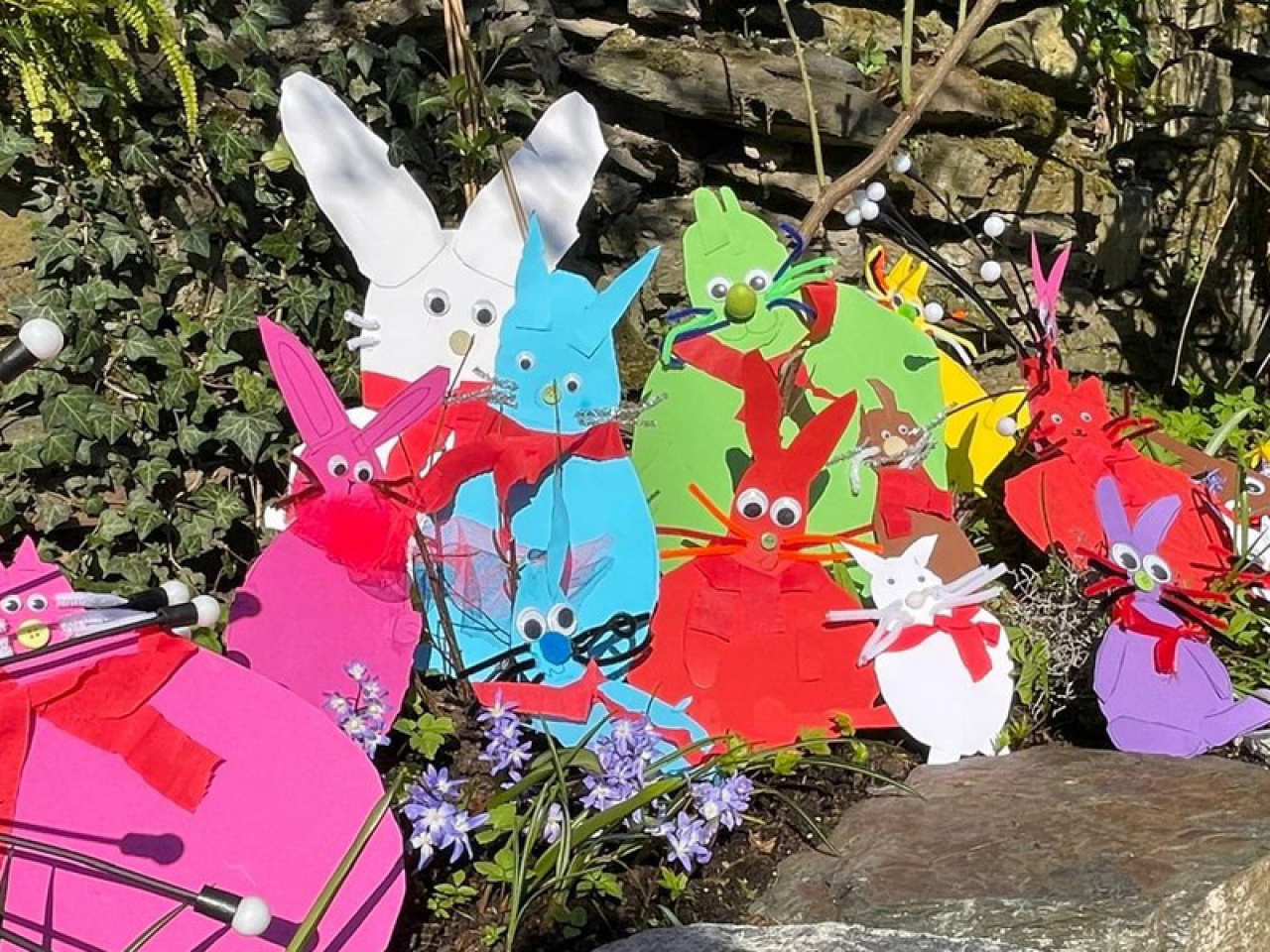 Bunte Papierosterhasen.