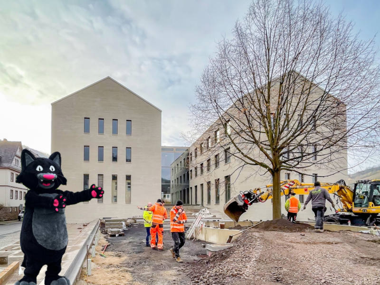 Die Zeller Schwarze Katz bei der Umpflanzaktion der Linde an der Verbandsgemeinde Zell.