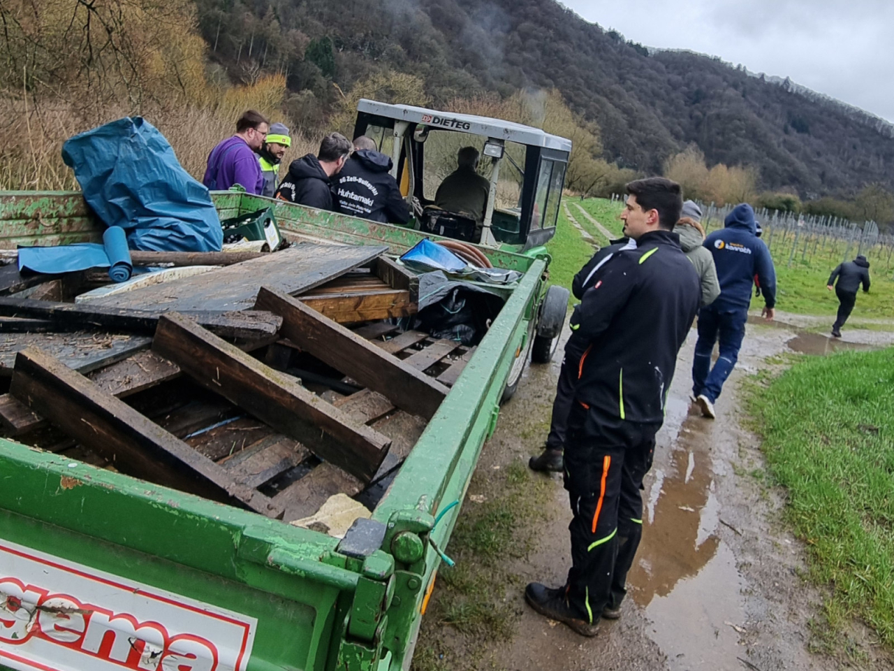 Die Gruppe der SG Zell sammelt beim Umwelttag 2026.