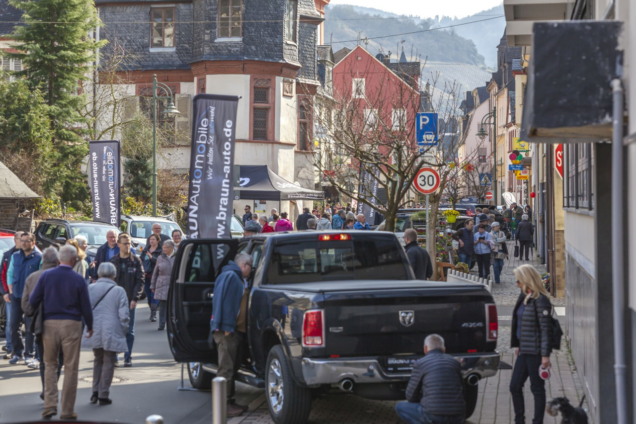 Verkaufsoffener Sonntag in Zell Mosel, Autoschau Bild 1.
