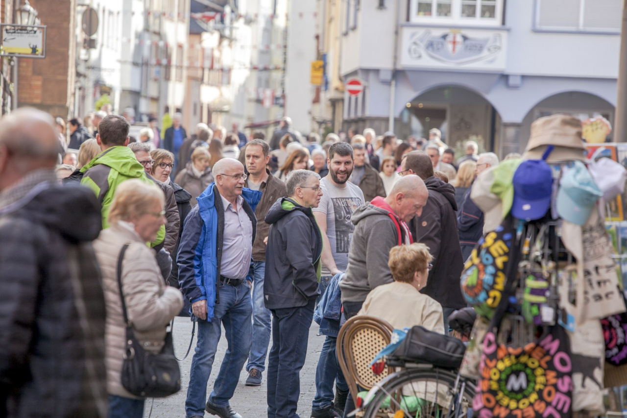 Besucher beim verkaufsoffenen Sonntag in Zell Mosel.