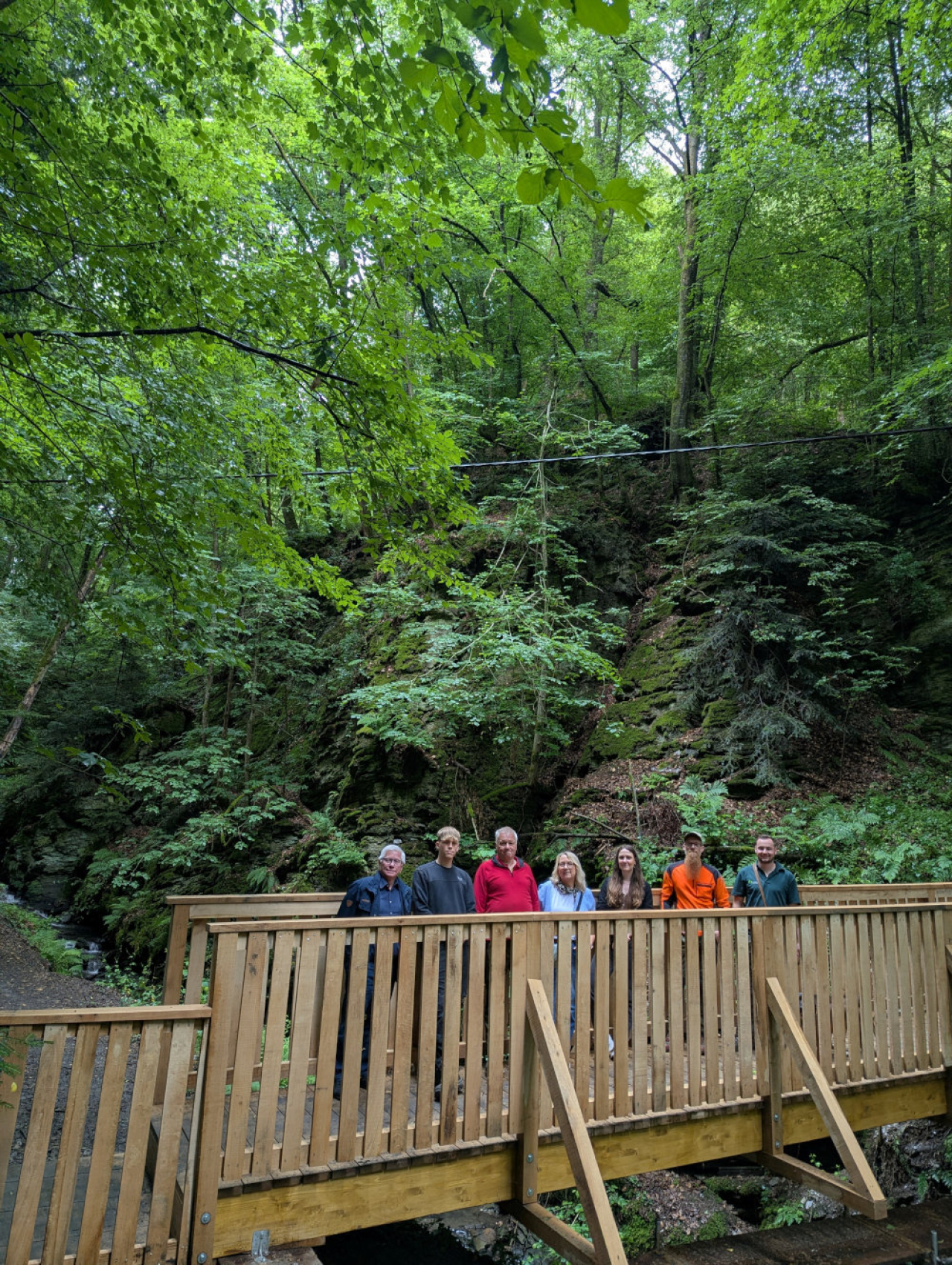 Großes Gruppenfoto auf der neuen Holzbrücke in der Liebesschlucht in Zell.