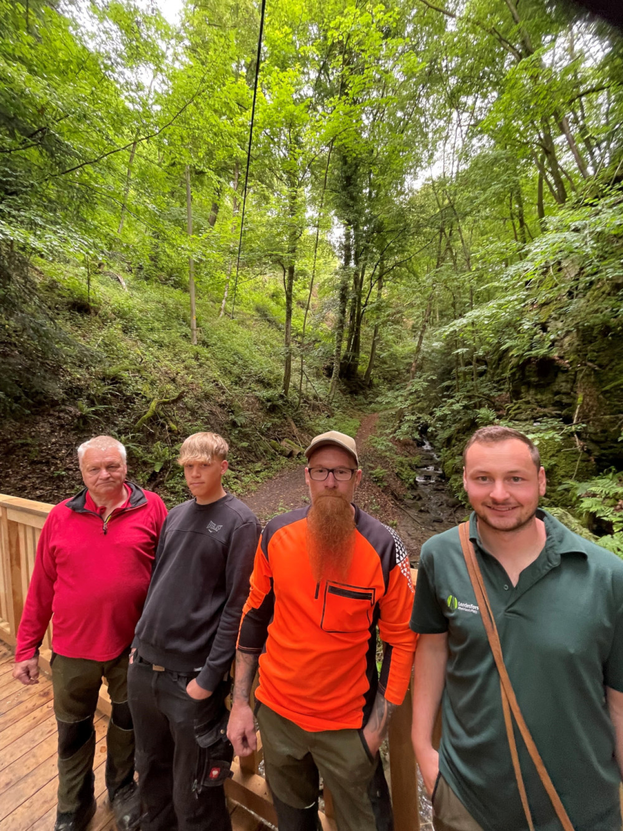Gruppenfoto der Arbeiter auf der neuen Holzbrücke in der Liebesschlucht in Zell.