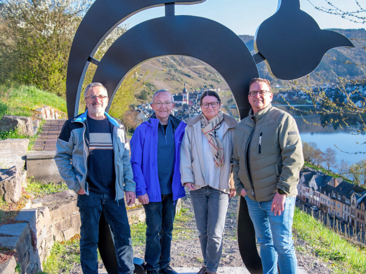 Neuer Katzenbogen als Fotopoint am Moselkino in Zell.
