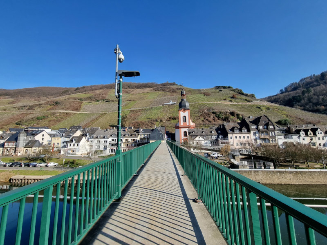 Beispielfoto der Fußgängerbrücke von Zell Mosel.