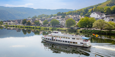 Blick von der Fußgängerbrücke auf ein Schiff mit Kaimt im Hintergrund