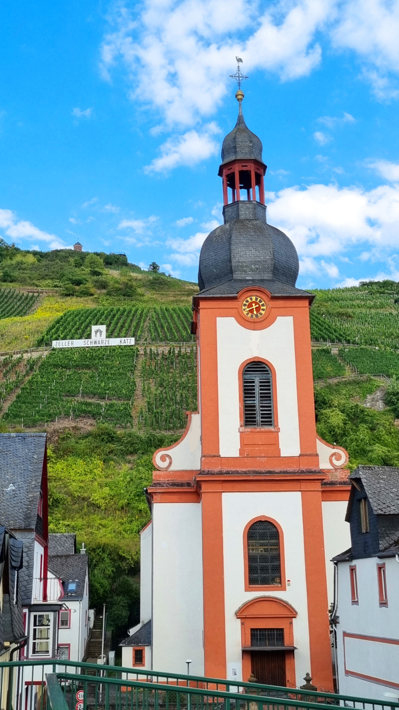 Blick auf die Zeller Kirche St. Peter mit
