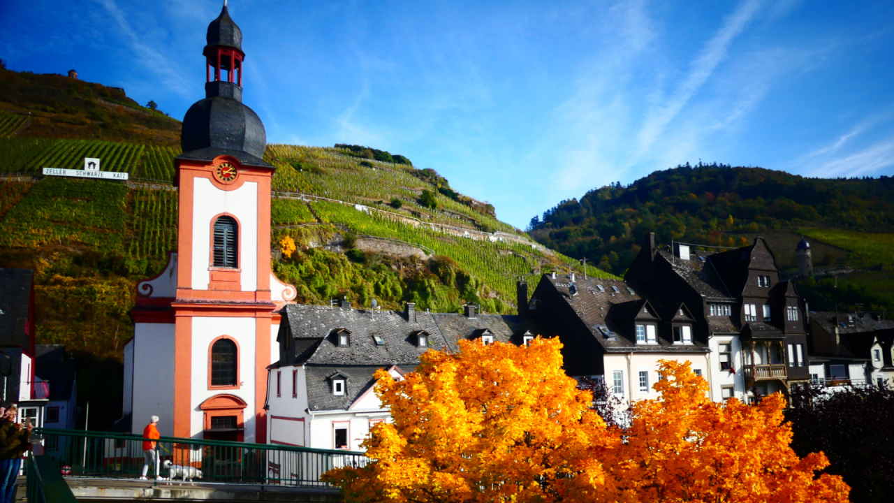 Blick im Herbst auf die Zeller Kirche St. Peter mit