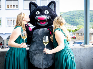 Die Zeller Schwarze Katz mit den ehemaligen Weinmajestäten