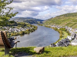 Ausblick am Moselkino auf die Mosel, Kaimt und Merl mit Ruhebank - Foto: Inge Faust