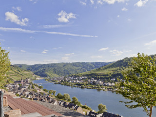 Blick vom Moselkino moselaufwärts in Richtung Zell und Kaimt - Foto: Inge Faust