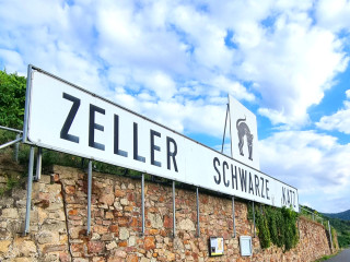 Das Zeller-Schwarze-Katz-Schild in den Weinbergen über Zell