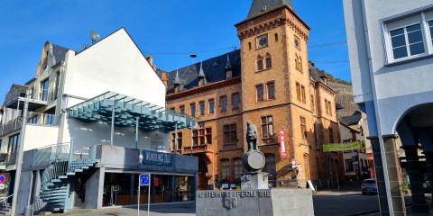 Der Zeller Marktplatz mit Weinlounge, Katzbrunnen und Rathaus