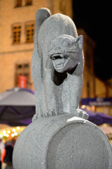 Nahaufnahme der Katzenfigur am Zeller-Schwarze-Katzbrunnen