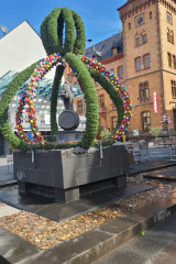 Katzbrunnen mit Osterschmuck und Rathaus im Hintergrund