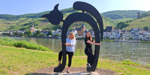 Pia Leister-Dauns und Anna Lena Struch im Katzenbogen in Kaimt mit Blick auf Zell