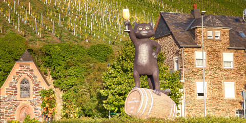 Katzenfigur auf einem Fass, auf dem Zeller Kreisverkehr - Foto: Inge Faust