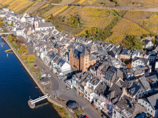 Zell Mosel - Drohnenaufnahme der Zeller Altstadt mi Moselpromenade