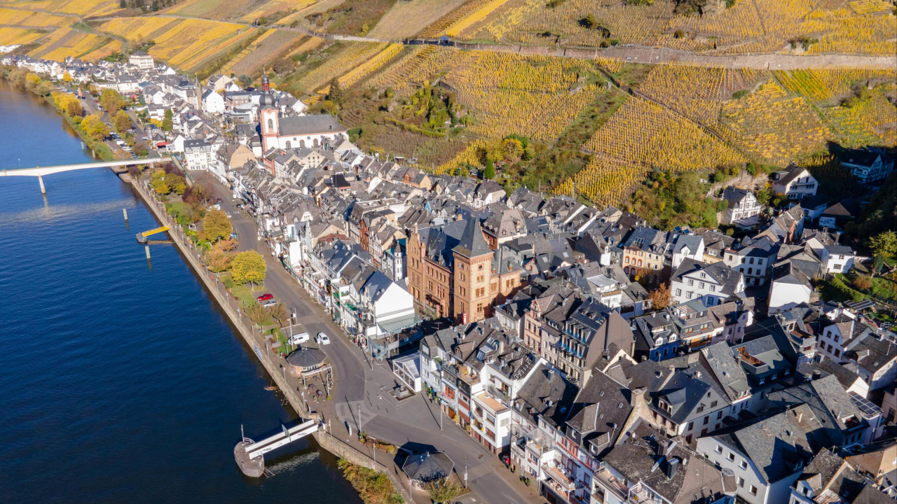 Drohnenbild der Altstadt von Zell Mosel in der Abendsonne.