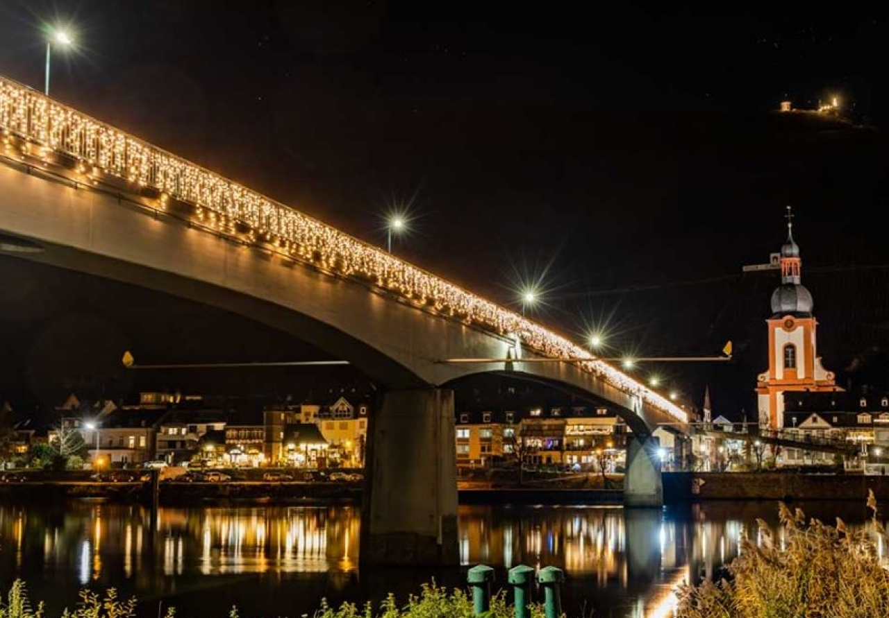 Zell Mosel - die beleuchtete Fußgängerbrücke im Winter.