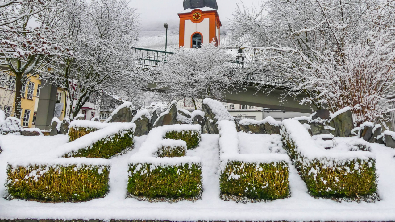 Zell Mosel - Schriftzug im Winter.