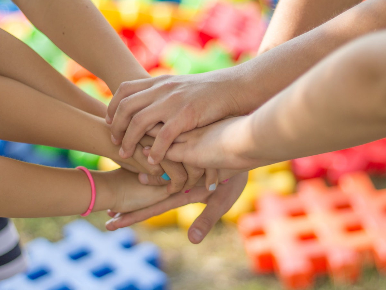 Hände greifen ineinander, Beispielfoto für das Familienzentrum.