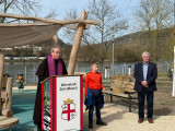 Pater Matthias bei der Eröffnung des neuen Spielplatzes
