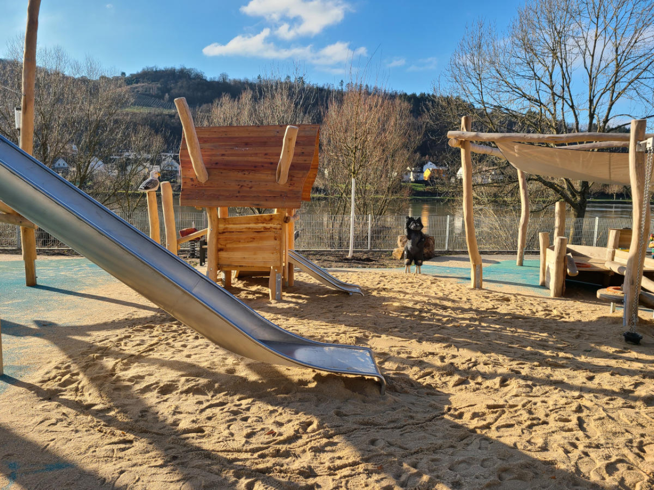 Rutsche und Holzelemente auf dem neuen Spielplatz in Zell Mosel.