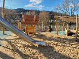 Rutsche und Holzelemente auf dem neuen Spielplatz in Zell Mosel