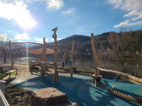 Holzelemente auf dem neuen Spielplatz in Zell an der Mosel