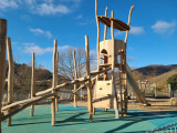 Große Holz-Kletterkonstruktion auf dem neuen Zeller Spielplatz