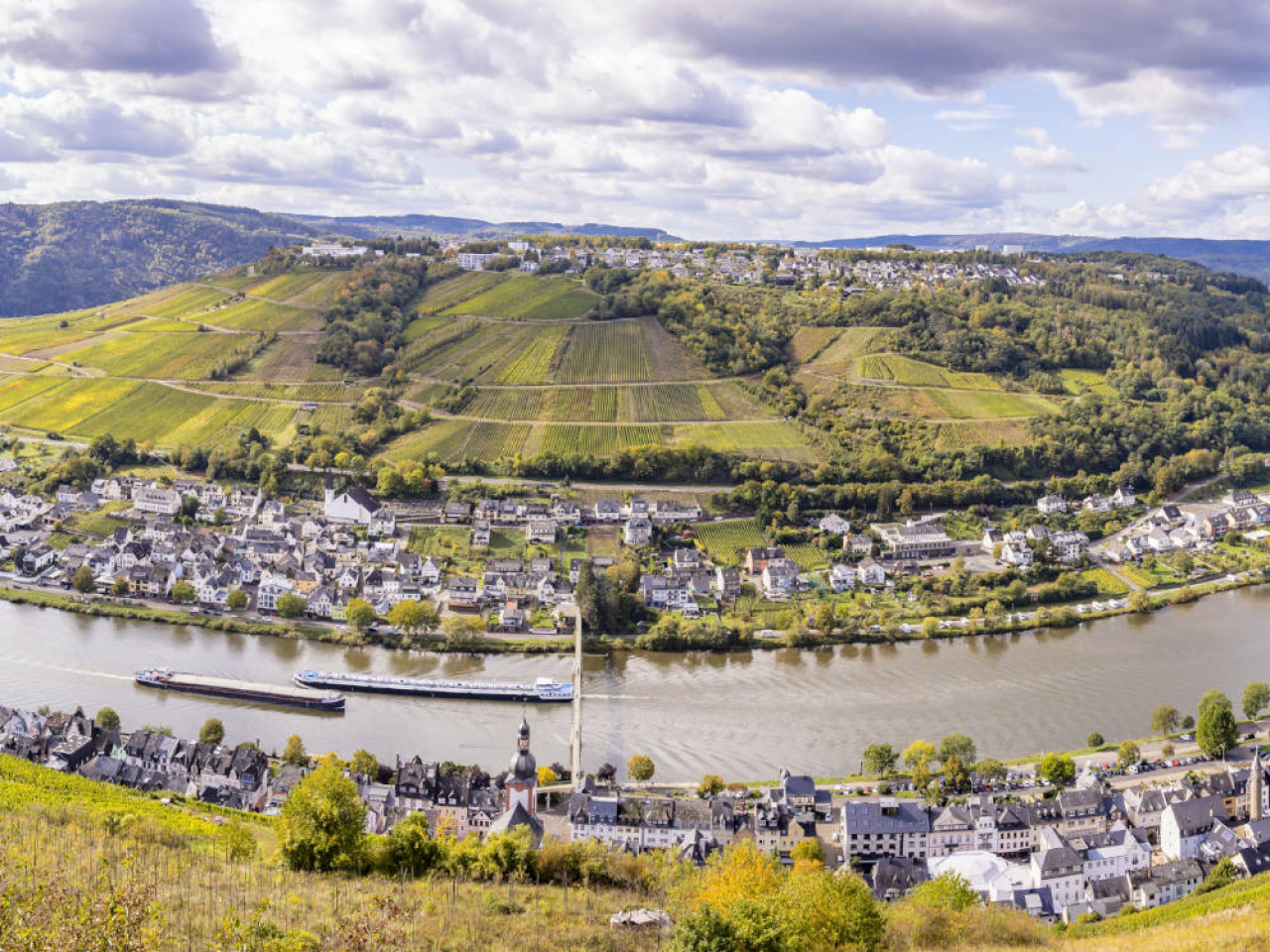 Blick auf Zell Mosel mit dem Stadtteilen Kaimt und Barl.