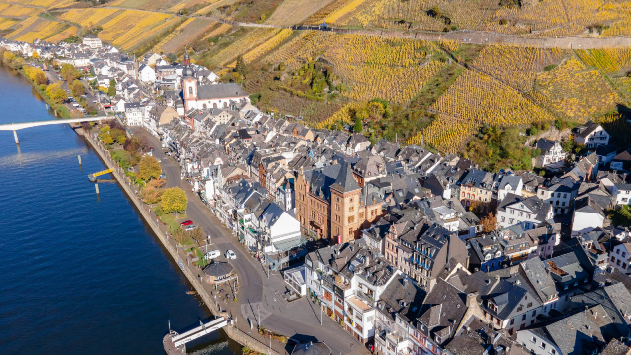Drohnenaufnahme der Kernstadt von Zell Mosel.