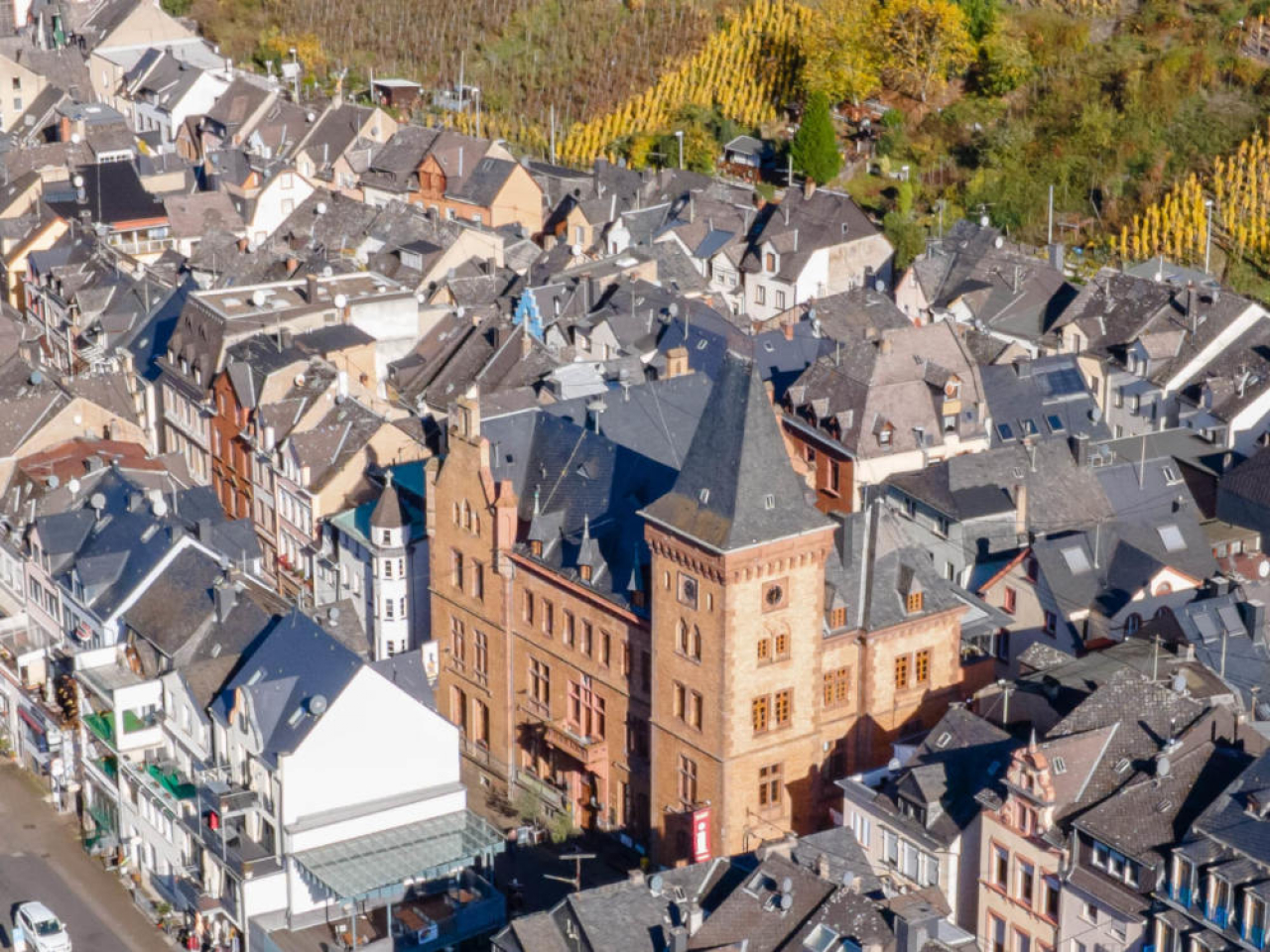 Luftaufnahme der Kernstadt von Zell Mosel.