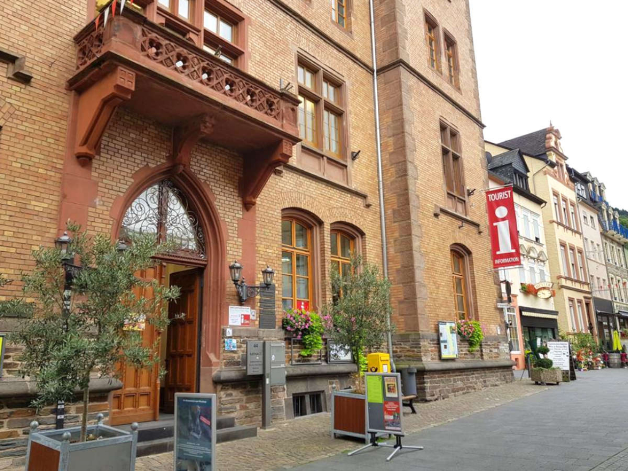 Die Touristinformation von Zell Mosel leigt in den Räumlichkeiten des Rathauses.