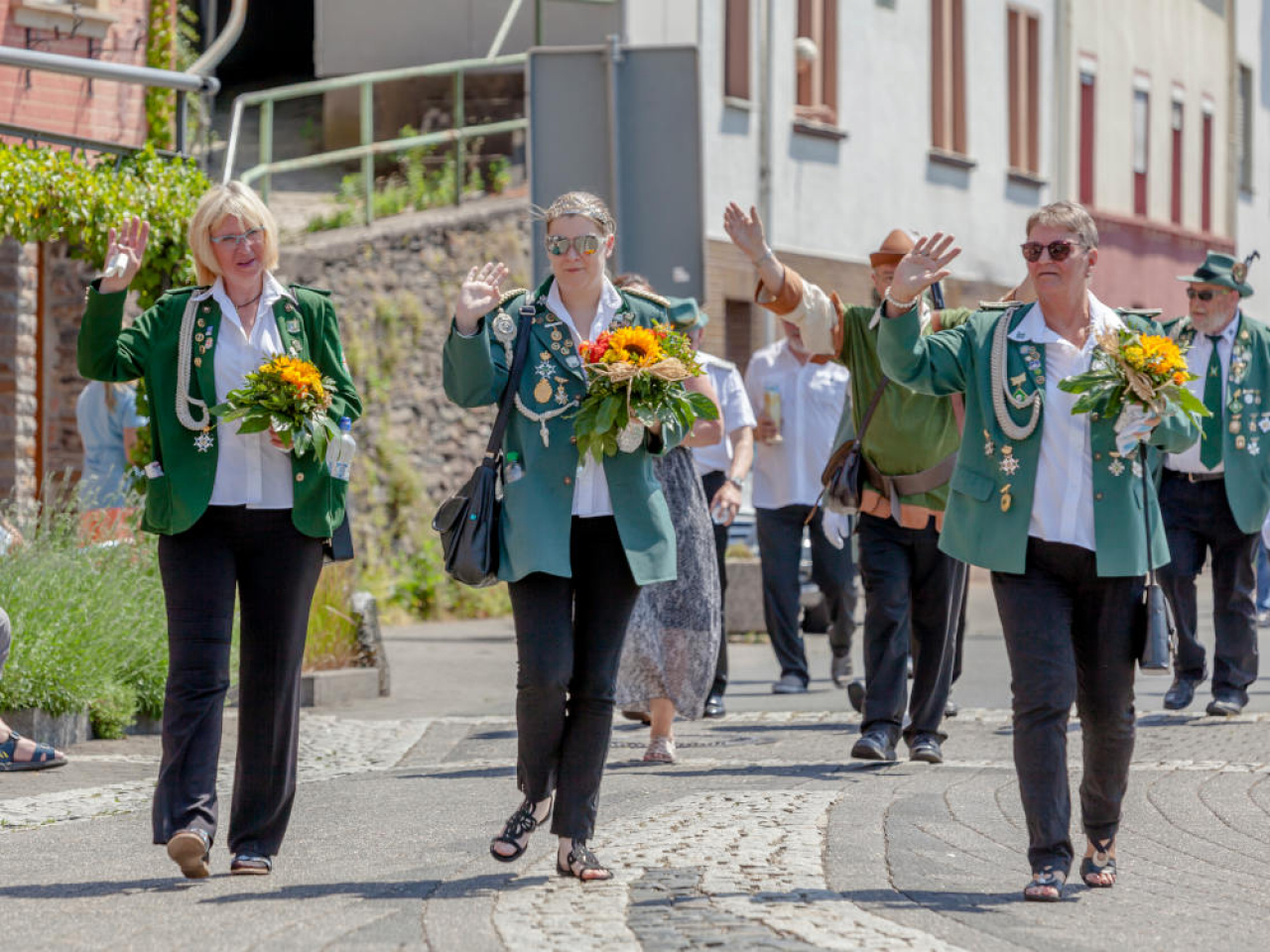 Der Schützenverein von Zell Mosel während dem Weinfest-Umzug.