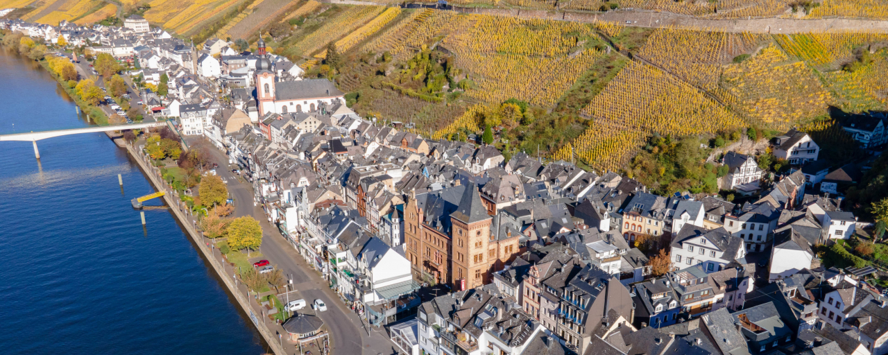 Luftaufnahme der Altstadt von Zell Mosel.