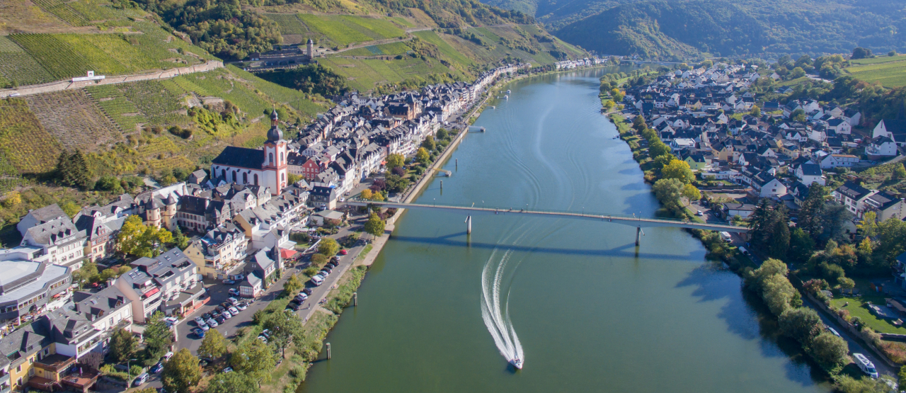 Drohnenbild der Weinstadt Zell an der Mosel.