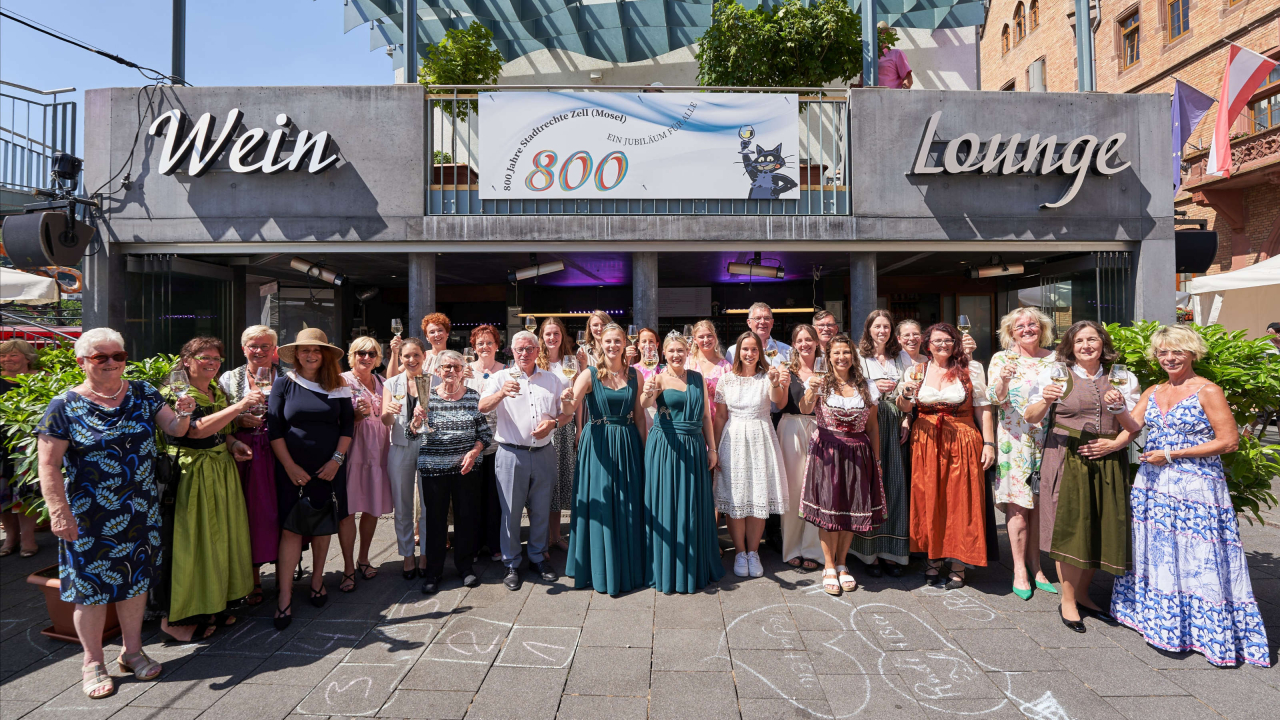 Gruppenbild der Zeller Weinhoheiten der vergangenen Jahre.