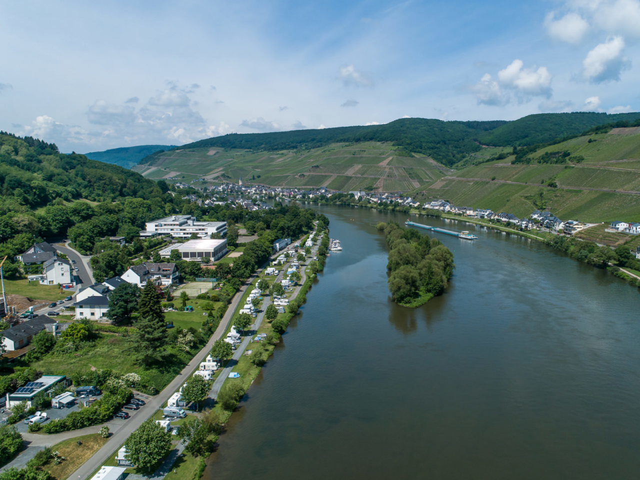 Luftbild Campingpark Zell Mosel.