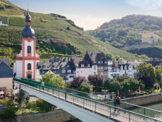 Blick auf die Kirche von Zell mit der Fußgängerbrücke