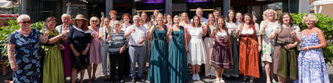Zell Mosel - Gruppenfoto der Weinmajestäten und ihren Vorgängerinnen