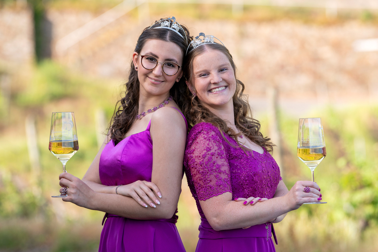 Weinprinzessin Solveig und Weinkönigin Alina aus Zell Mosel.
