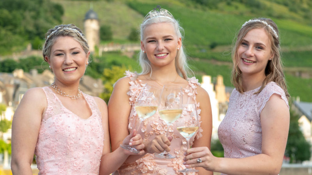 Weinkönigin Johanna mit den Prinzessinnen Lena und Maja.