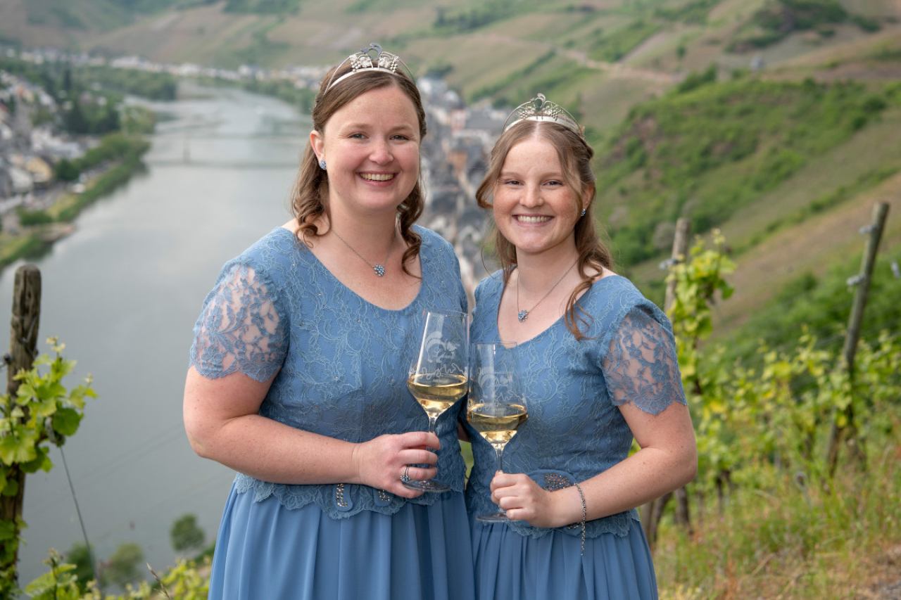 Zeller Weinmajestätinnen 2025, Laura und Alina.